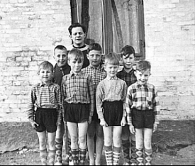 Her et gammelt billede af drenge-gymnaster.